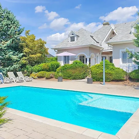 No 74 Betty With Swimming Pool *